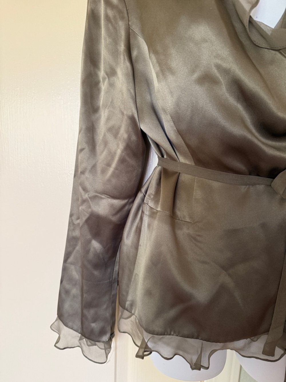 Elegant silk blouse with ruffeled trim. - Picture 3 of 9